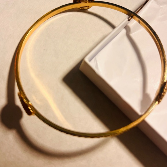 Beach and bond-fire ready!  Gold-Tone Textured Seashell Accent Bracelet - Picture 3 of 4